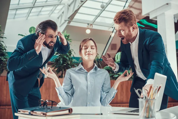 Ofiste meditasyon işçi, insanlar Not.