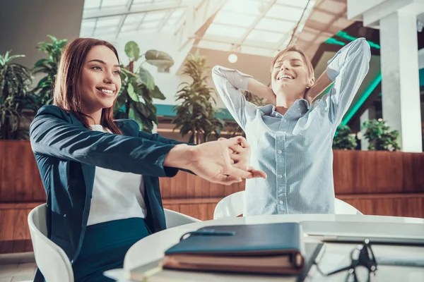 İki kadın ofiste germe egzersiz.