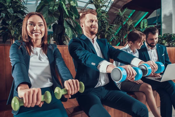 İşçiler ofiste bankta egzersiz.