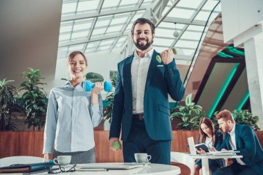 Fitness egzersizleri yapıyor sağlık kavramı işçi