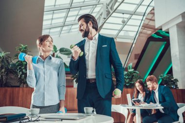 Fitness egzersizleri yapıyor sağlık kavramı işçi