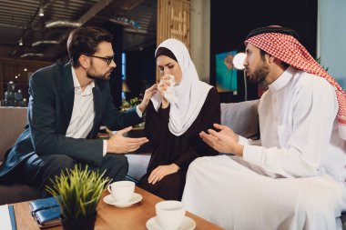 Psikolog resepsiyonda kocası ile Arap kadın ağlıyor. Aile sorunları Office psikolog tartışılması.