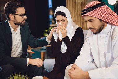 Psikolog resepsiyonda kocası ile Arap kadın ağlıyor. Aile sorunları Office psikolog tartışılması.