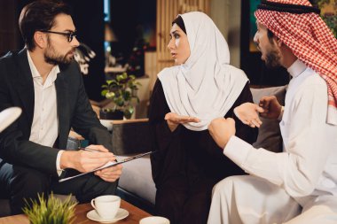 Arap çift savunarak bir terapist ile resepsiyonda. Psikolojik yardım aile için. Aile psikolog ofisinde endişe sorunları tartışma.