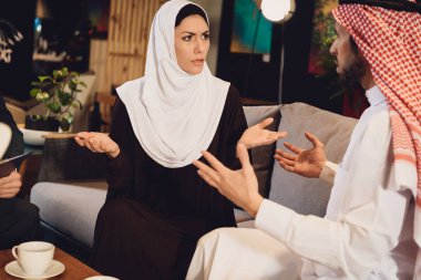 Arap çift savunarak bir terapist ile resepsiyonda. Psikolojik yardım aile için. Aile psikolog ofisinde endişe sorunları tartışma.