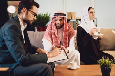 Evli Arap çift psikolog resepsiyonda. Aile psikoterapist kavramı.