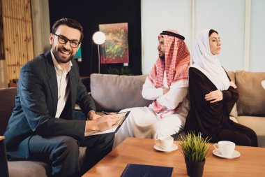 Başarılı psikolog evli çift kabul eder. Aile sorunları Office psikolog tartışılması.