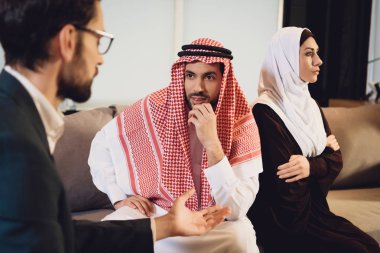 Arap evli çift kavga psikolog resepsiyonda. Aile psikolog için ziyaret edin. Aile psikoterapi kavramı.
