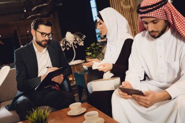 Arap kadın psikolog sorulara cevaplar. Aile psikolog kavramı.