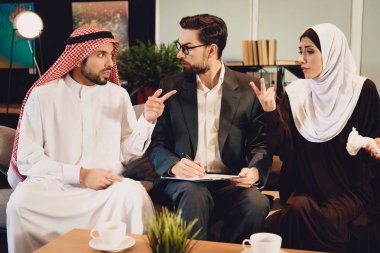 Terapistin resepsiyonda Arap çiftler savunuyor. Aile psikoterapist kavramı. Terapiste ziyaret.