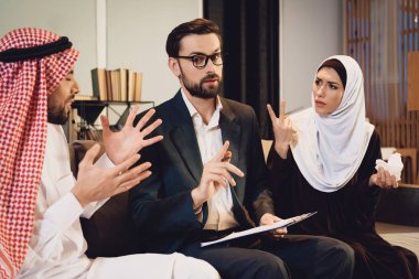 Terapist resepsiyonda Arap çift kavga. Aile kavgası. Psikoterapist kavramı