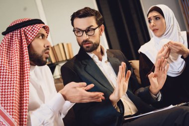 Terapist resepsiyonda Arap çift kavga. Aile kavgası. Psikoterapist kavramı