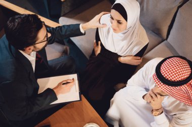 Üstten görünüm. Bir psikoterapist teşvik Arap kadın. Psikoterapist resepsiyonda. Psikolog için ziyaret edin.