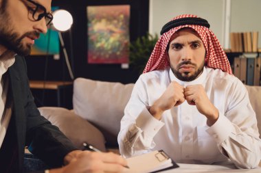 Arap adam depresyon psikoterapist resepsiyonda. Psikoterapist kavramı. Terapiste ziyaret.