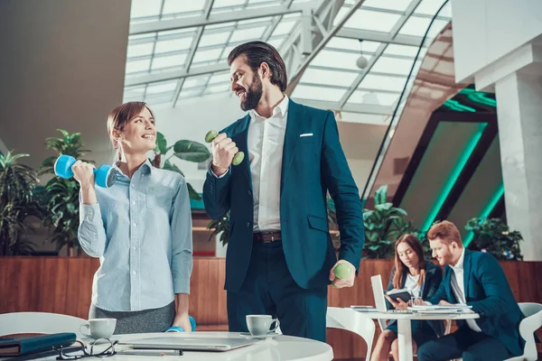 Fitness egzersizleri yapıyor sağlık kavramı işçi