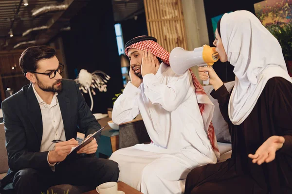 Arap karısı megafon içine terapist bağırır resepsiyonda. Aile psikoterapi kavramı.