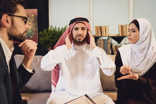 Arap adam terapistin resepsiyonda kulakları pokes. Aile sorunları Office psikolog tartışılması.