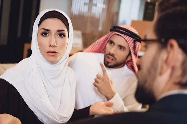 Arabische Paar Bij Receptie Met Een Therapeut Ruzie Psychologische Hulp — Stockfoto