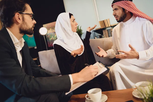 Arap çift savunarak bir terapist ile resepsiyonda. Psikolojik yardım aile için. Aile psikolog ofisinde endişe sorunları tartışma.