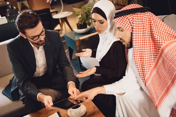 Arabische Paar Ruzie Doe Test Bij Receptie Van Therapeut Familie — Stockfoto