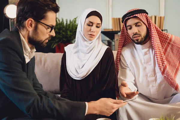 Arab Couple Quarrel Doing Test Reception Therapist Family Psychotherapy Concept — Stock Photo, Image