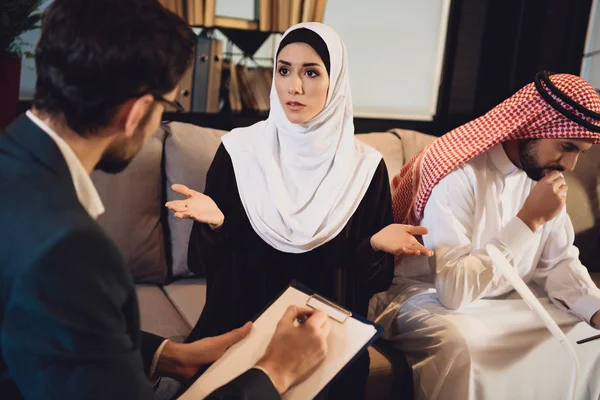 Arap kadın psikolog ile resepsiyonda. Kadın kocası ile ilgili sorunlar hakkında konuşuyor. Aile psikolog kavramı.