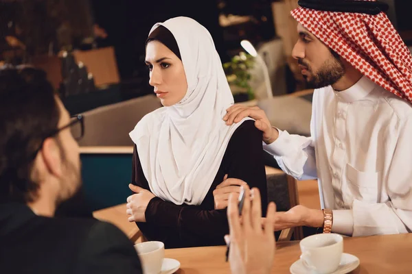Arabische Man Apologizes Vrouw Bij Receptie Met Psycholoog Arabische Getrouwd — Stockfoto