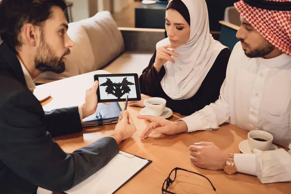 Aile terapisti alımını Arap çifte Rorschach testi geçer. Rorschach testi kavramı.