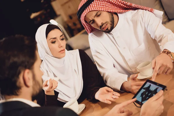 Arabische Paar Bij Receptie Van Familie Therapeut Ondergaat Rorschachtest Rorschachtest — Stockfoto