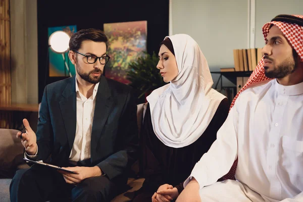 Familie Therapeut Kantoor Helpt Arabische Paar Concept Van Familie Psychotherapeut — Stockfoto