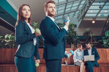 İşçiler ofiste bankta egzersiz.