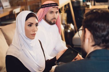 Arap çift testi terapistin resepsiyonda yaptıkları kavga. Aile psikoterapi kavramı.