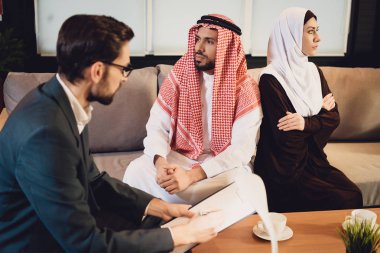 Arap evli çift kavga psikolog resepsiyonda. Aile psikolog için ziyaret edin. Aile psikoterapi kavramı.