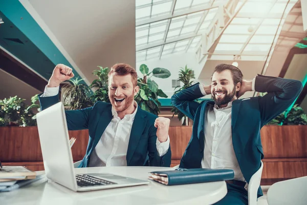 Két férfi ünneplő látszó laptop iroda. — Stock Fotó