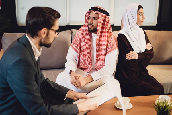 Арабская Супружеская Пара Ссоре Приеме Психолога Посещение Семейного Психолога Семейная — стоковое фото