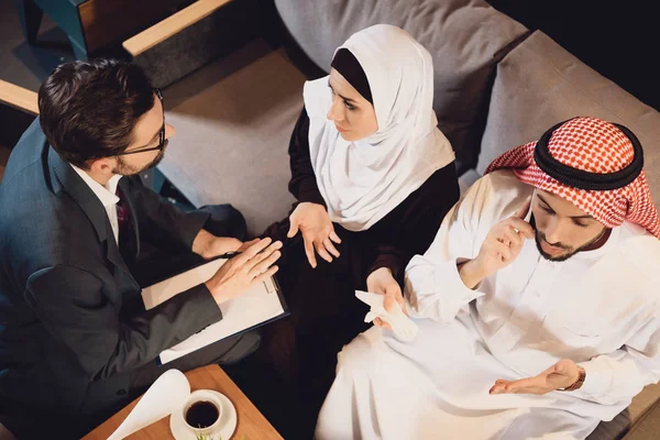 Bovenaanzicht Arabische Paar Bij Receptie Van Psycholoog Familie Psychotherapie Concept — Stockfoto