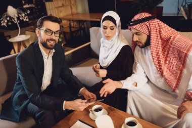 Başarılı psikoterapist oturum aile için verir. Aile psikoterapi kavramı.