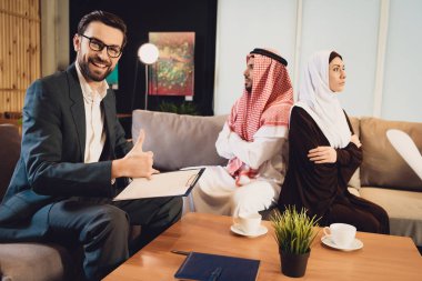 Başarılı psikolog evli çift kabul eder. Aile sorunları Office psikolog tartışılması.