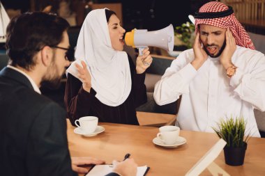 Psikoterapist çığlıklar alımını megafon Arap kadın. Arap çift. Psikoterapist için ziyaret edin.