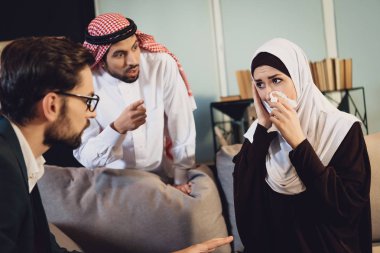 Psikolog resepsiyonda kocası ile Arap kadın ağlıyor. Aile sorunları Office psikolog tartışılması.