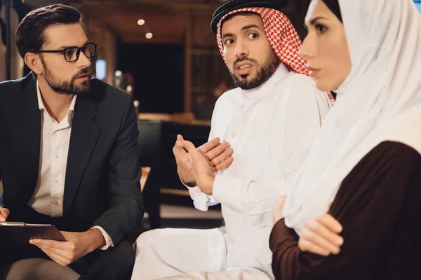 Arabische Vrouw Kwalijk Man Bij Receptie Van Therapeut Bespreking Van — Stockfoto