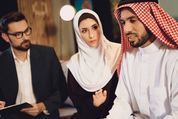 Familie Therapeut Kantoor Helpt Arabische Paar Concept Van Familie Psychotherapeut — Stockfoto