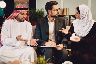 Terapistin resepsiyonda Arap çiftler savunuyor. Aile psikoterapist kavramı. Terapiste ziyaret.