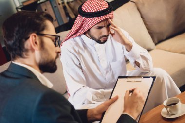 Arap adam depresyon psikoterapist resepsiyonda. Psikoterapist kavramı. Terapiste ziyaret.