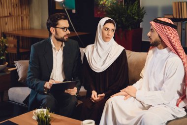 Office aile terapisti Arap çift yardımcı olur. Aile psikoterapist kavramı.