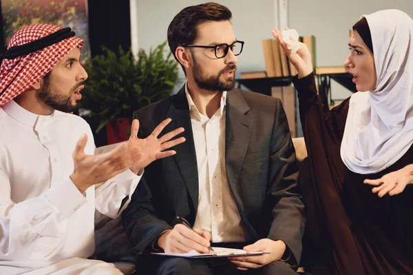 Terapist resepsiyonda Arap çift kavga. Aile kavgası. Psikoterapist kavramı