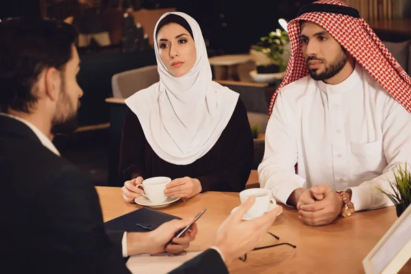 Arabische Paar Drinkt Koffie Bij Receptie Van Therapeut Concept Van — Stockfoto