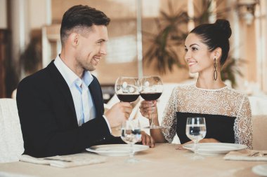 Aşık çift romantik akşam var