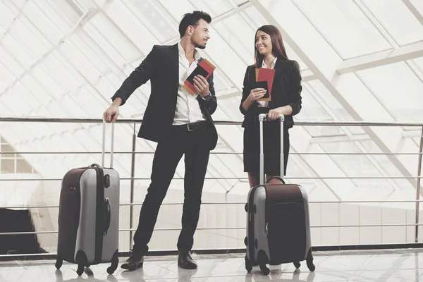 Mujer de negocios y hombre en posesión de entradas en el aeropuerto —  Fotos de Stock