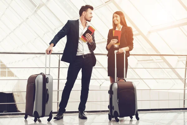 Mujer de negocios y hombre en posesión de entradas en el aeropuerto —  Fotos de Stock